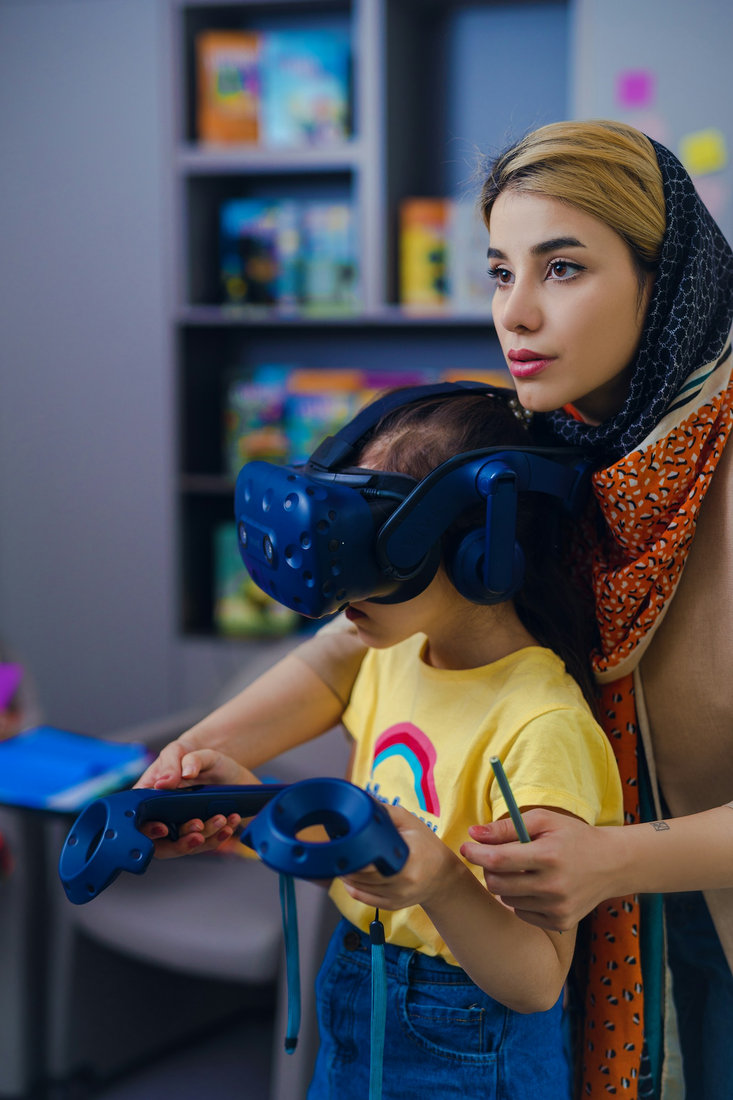 Adult guiding a learner through an immersive virtual reality activity