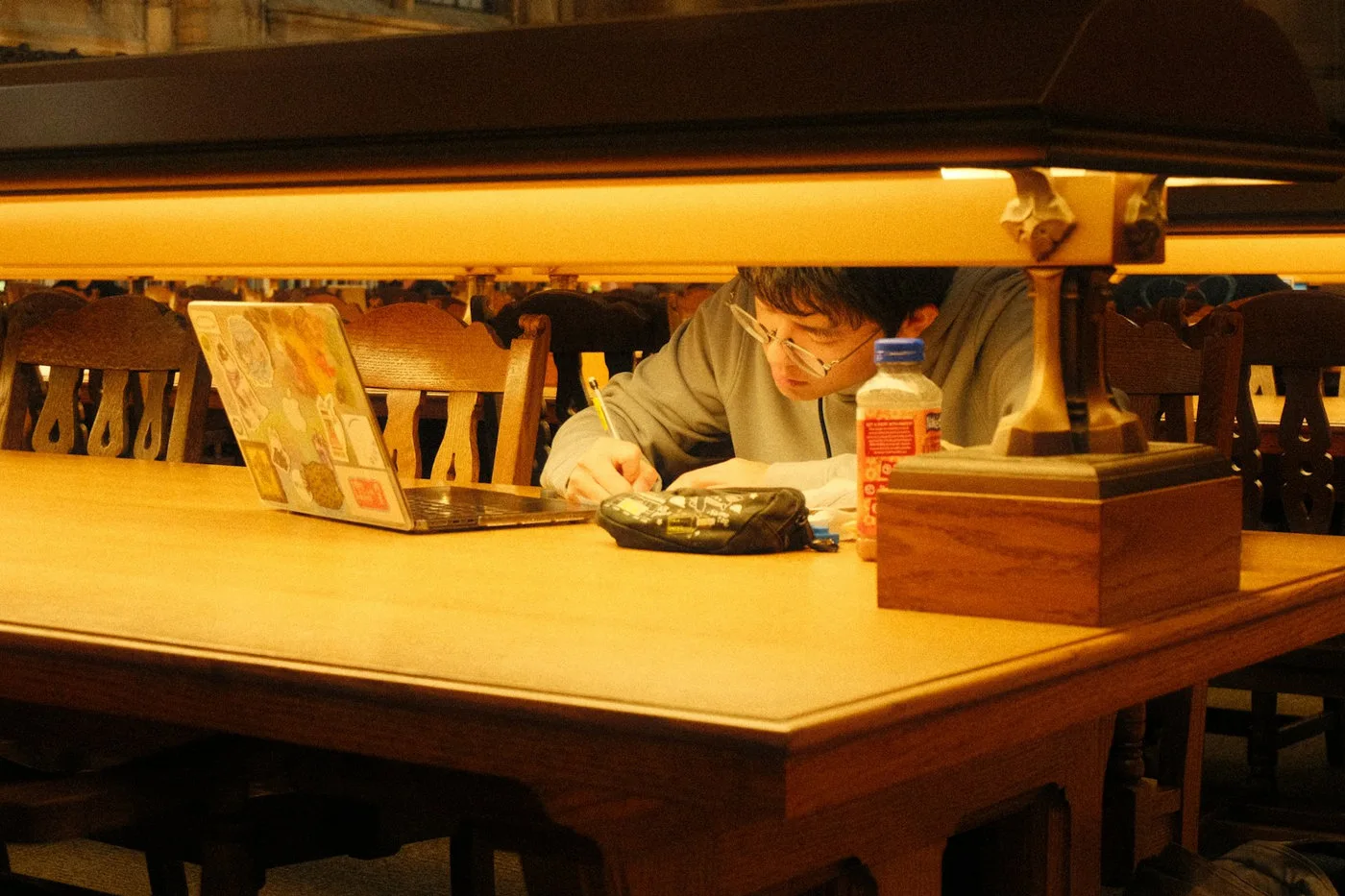 Student studying on a laptop and checking AI-generated learning guidance